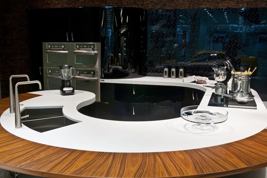 W grupie eleganckich blatów z konglomeratu kwarcowego znajduje się m.in. kolor „Blanco Zeus” firmy Sile Stone oferowany przez Forma System.