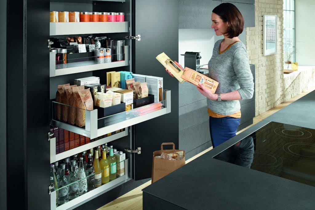 Dużej rodzinie przyda się duża szafa na zapasy. Cargo „Space Tower” firmy Blum to nawet 120 cm szerokości. Taka szafa pomieścić może nawet 350 kg zapasów – po 70 kg w każdej z pięciu szuflad.