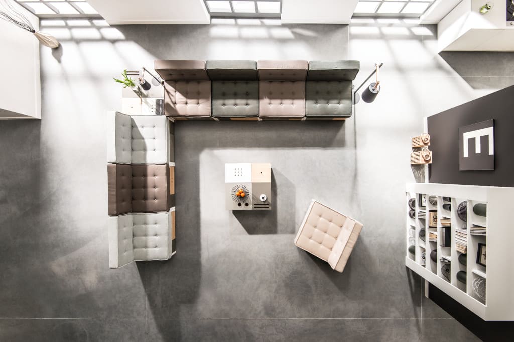 Widoczny na zdjęciu układ to jeden z wariantów ustawienia elementów kolekcji „Custom by Vox” marki Meble Vox.