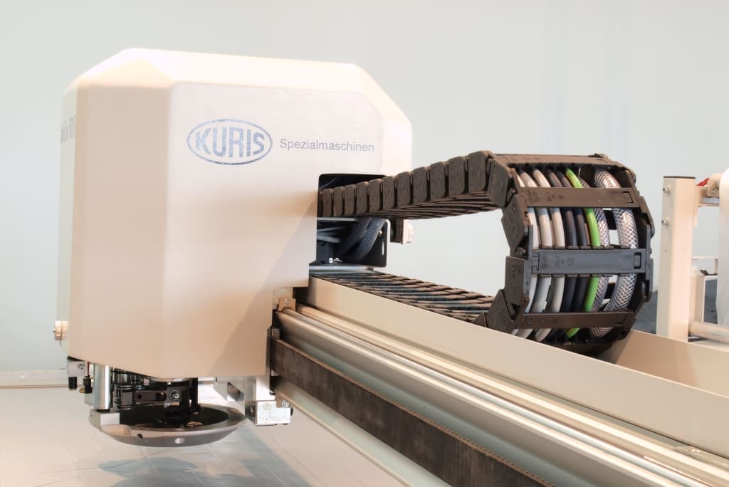 Połączenie oprogramowania przygotowania produkcji z automatycznym rozkrojem przy pomocy cuttera Kuris TexCut (dystr. Impall) gwarantuje oszczędność czasu przygotowania wyrobów meblowych.