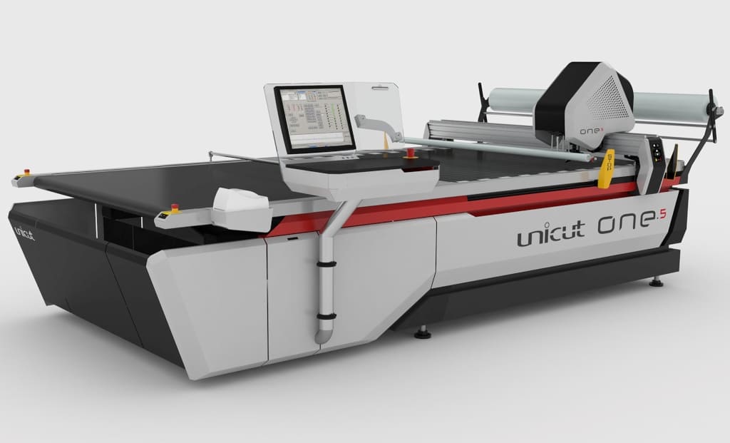 Najnowszy cutter „Unicut one.5” do wielowarstwowego rozkroju tkanin oferowany przez Allcomp Polska tnie wszystkie rodzaje materiałów tekstylnych.