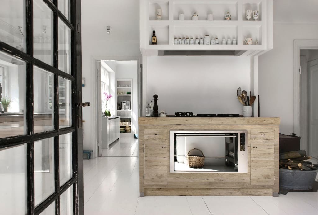 „Dąb Bordeaux R4414 RT” z oferty Pfleiderer proponowany jest również na blaty. Wyróżnia się rustykalnym rysunkiem.