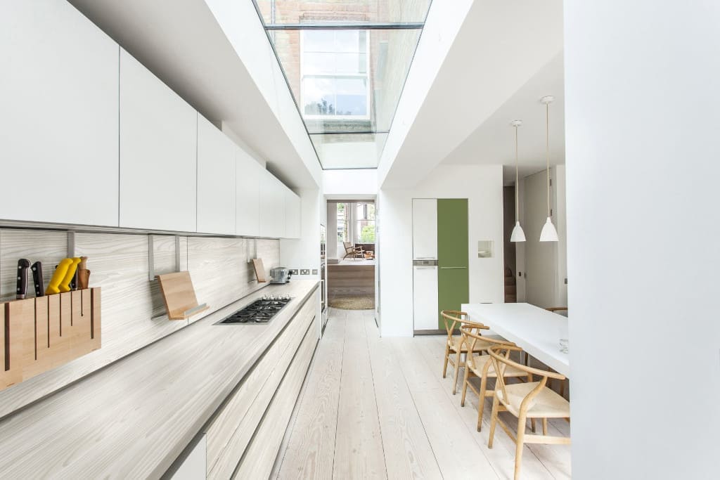 „Daglezja Bielona R3901 MO” to jeden z dekorów stworzonych przez Piotra Kuchcińskiego do kolekcji „Materials we Love. Koncept by Zięta & Kuchciński" (wspólny projekt Interprint i Pfleiderer).