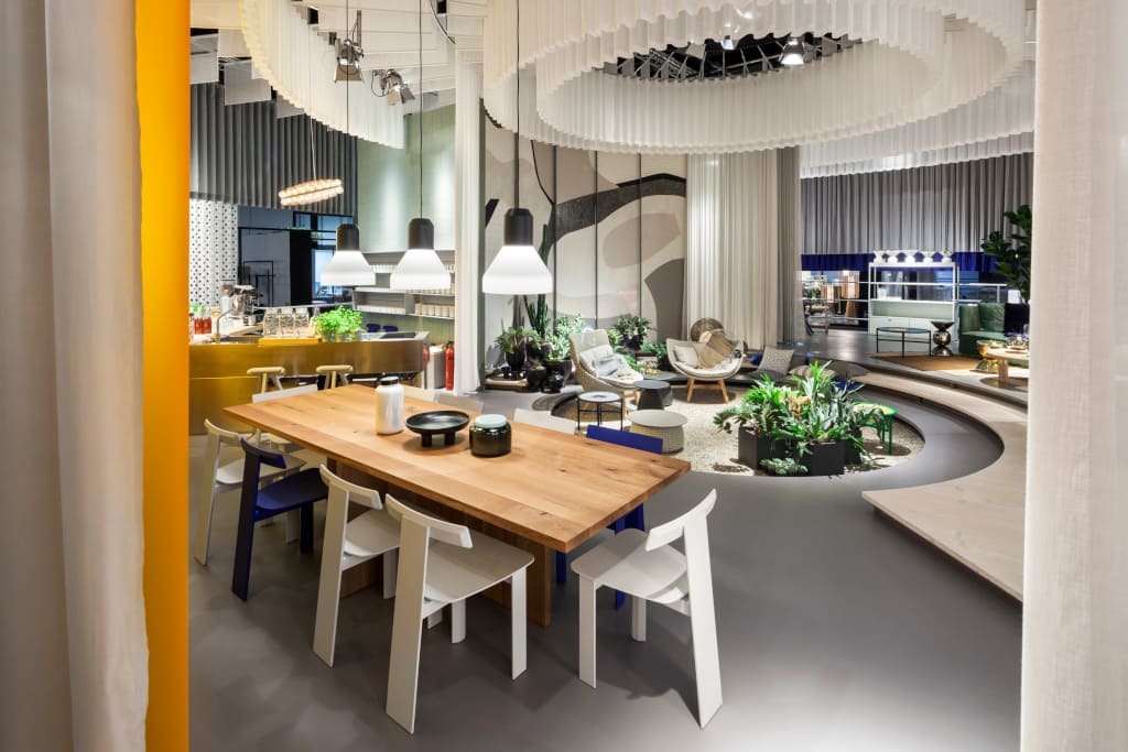 Jadalnia sąsiaduje bezpośrednio z kuchnią. Jej przestrzeń wyznacza żółta zasłona, a wyposażenie stanowią ogromny, mieszczący nawet 10 osób, stół oraz krzesła.