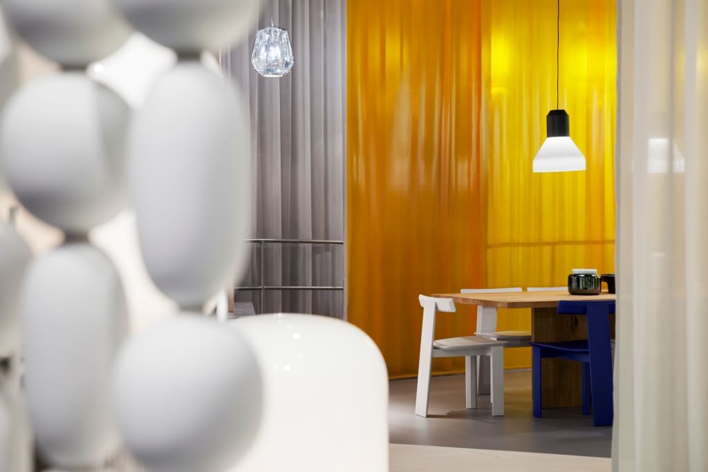 Krzesła „Mark” (proj. Sebastian Herkner, prod. Linteloo) o unikalnej konstrukcji opartej na trzech nogach są zarazem wygodne i efektowne.