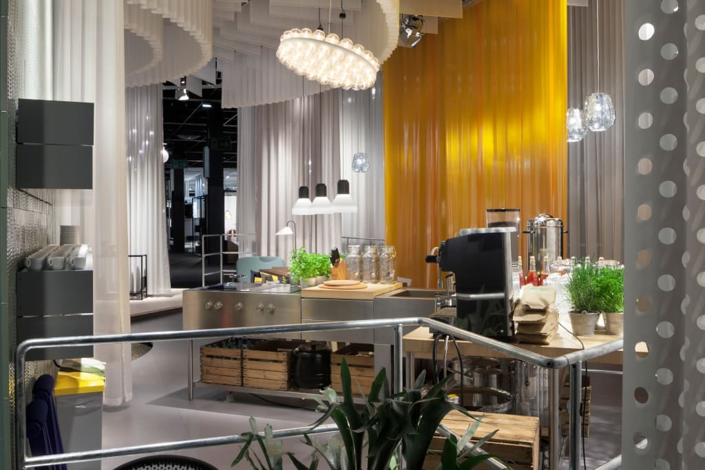 Nawet aranżacja kuchni odwołuje się do idei otwartości i gościnności. Każdy kto tu się znajdzie, nie będzie miał żadnych trudności w przygotowaniu szybkiego posiłku – wszystko jest na widoku i pod ręką.