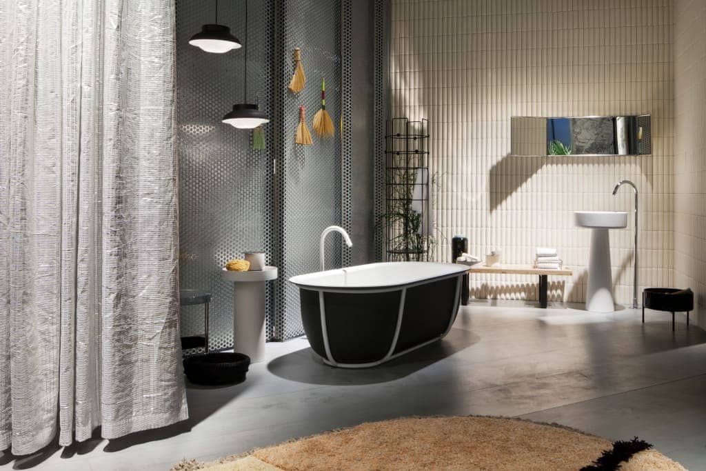 W łazience najważniejsze miejsce zajmuje wolno stojąca wanna „Cuna” zaprojektowana przez Patricię Urquiola dla włoskiej firmy Agape.