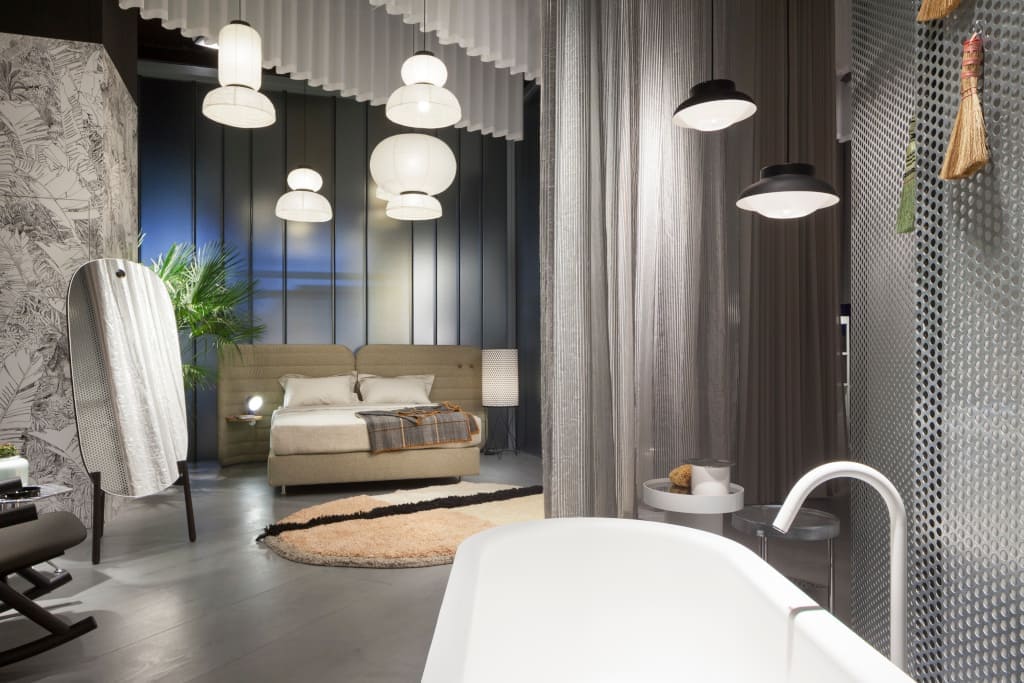 Sypialnia i łazienka stanowią jedną przestrzeń, ale wystarczy jeden ruch ręki by przegrodzić je zasłoną.