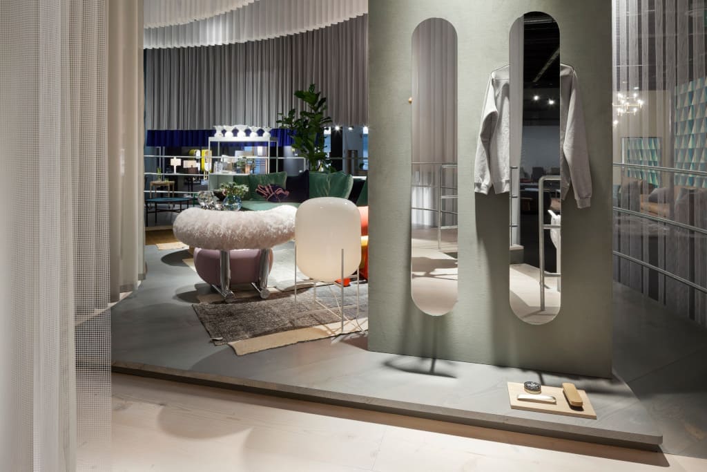 Wchodzący do „Das Haus 2016” zawieszają swoje okrycia wierzchnie na oryginalnych w formie wieszakach-szafach „Slot” (proj. Studio Sebastian Harkner, prod. Schönbuch).