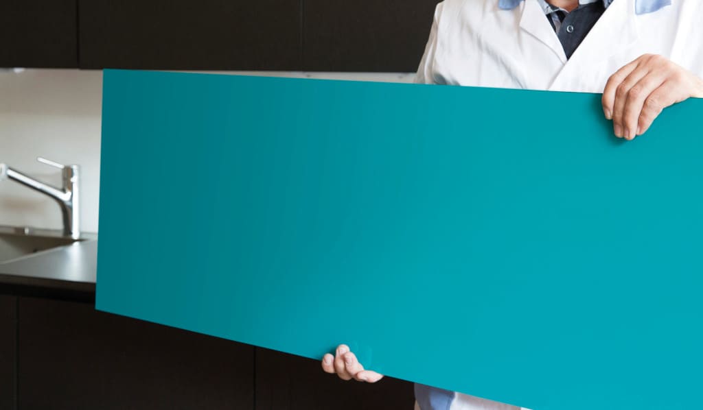 Drugi etap lakierowania szkła wałkami z produktami firmy Adler.