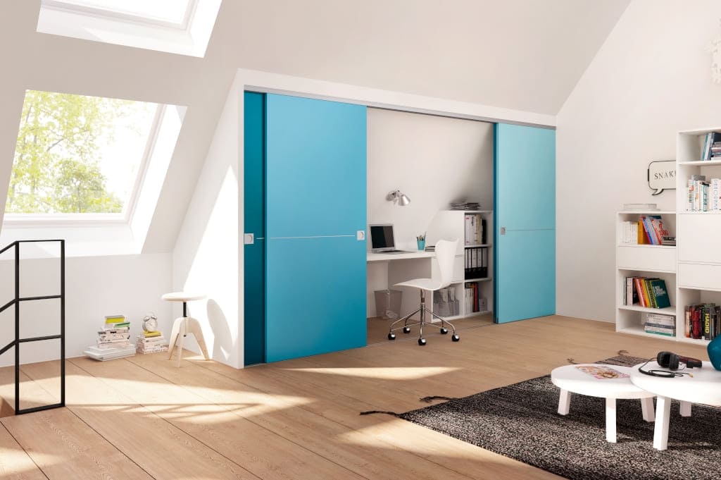 Wielkoformatowe drzwi przesuwne „WoodenDoor” marki Raumplus, których fronty wykończane są w indywidualnie dobierany sposób.