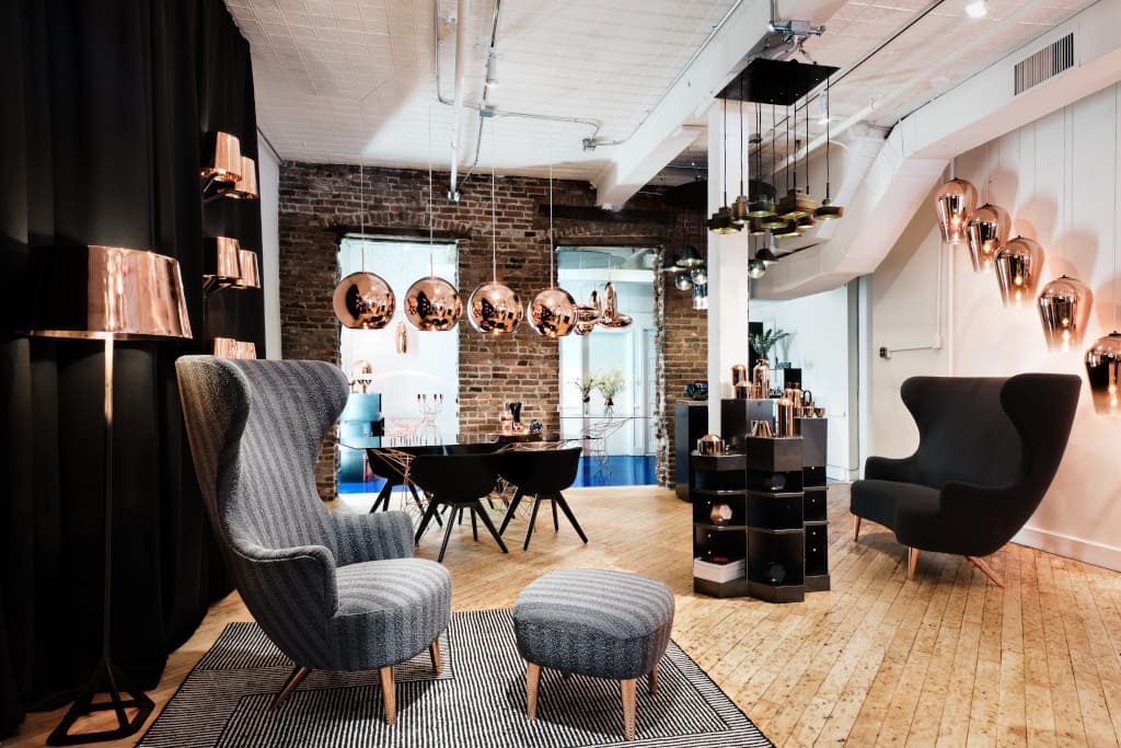 Ekspozycja marki Tom Dixon w salonie na Howard Street w Nowym Jorku. Na pierwszym planie – fotel z podnóżkiem „Wing”. Dystrybutorem marki Tom Dixon na rynku polskim jest m.in. Metaforma.