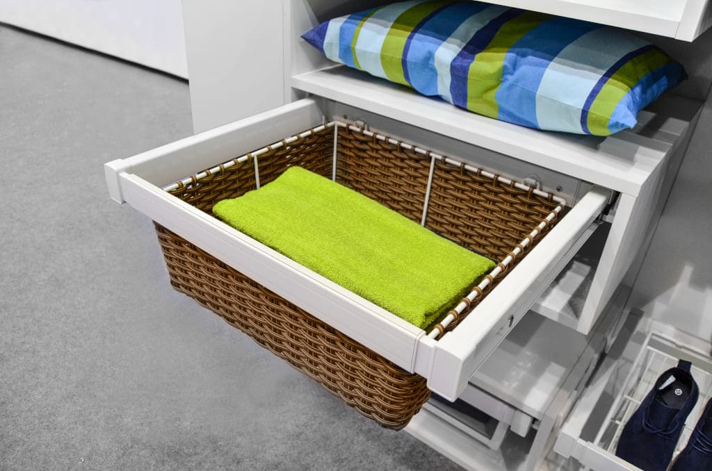 Firma GTV oferuje szeroki wachlarz akcesoriów z bokami przeszklonymi, relingowymi czy rattanowymi, kosze wielopoziomowe czy szuflady ze specjalnymi organizerami.