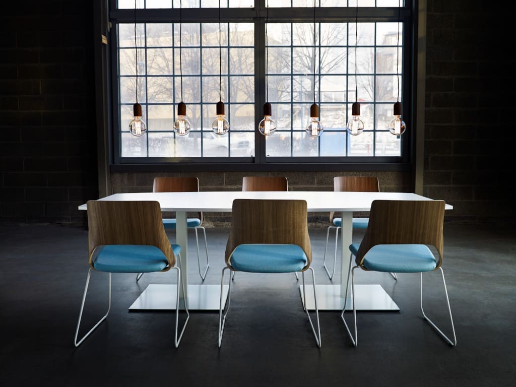 „Embrace” (proj. Stefan Brodbeck, prod. Kinnarps) to seria siedzisk dostępna w pięciu wariantach wykończenia.