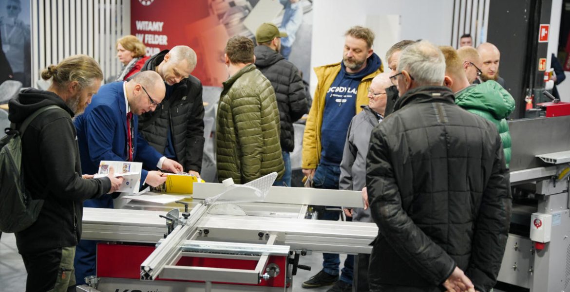 Furnitech 2023 - zdjęcie z targów - maszyna i ludzie