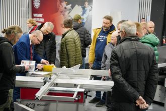 Furnitech 2023 - zdjęcie z targów - maszyna i ludzie