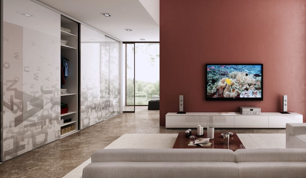 Druk cyfrowy z wzorem liter to propozycja firmy Komandor. System drzwi przesuwnych oparty jest na profilu aluminiowym „Heliodor”.