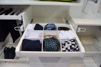 Zgodnie ze zmianą pór roku, lekkie materiały płynnym ruchem przechodzą na dno szafy, ustępując miejsca miękkim i ciepłym tkaninom. Ich uporządkowanie zapewnia system „Elegance” firmy GTV.