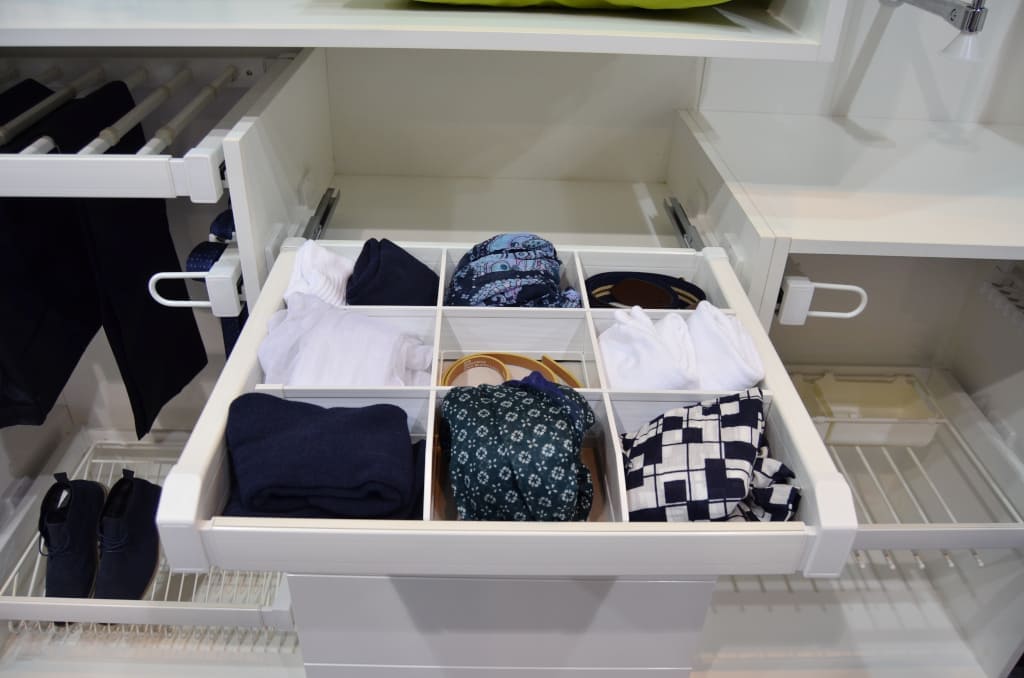 Zgodnie ze zmianą pór roku, lekkie materiały płynnym ruchem przechodzą na dno szafy, ustępując miejsca miękkim i ciepłym tkaninom. Ich uporządkowanie zapewnia system „Elegance” firmy GTV.