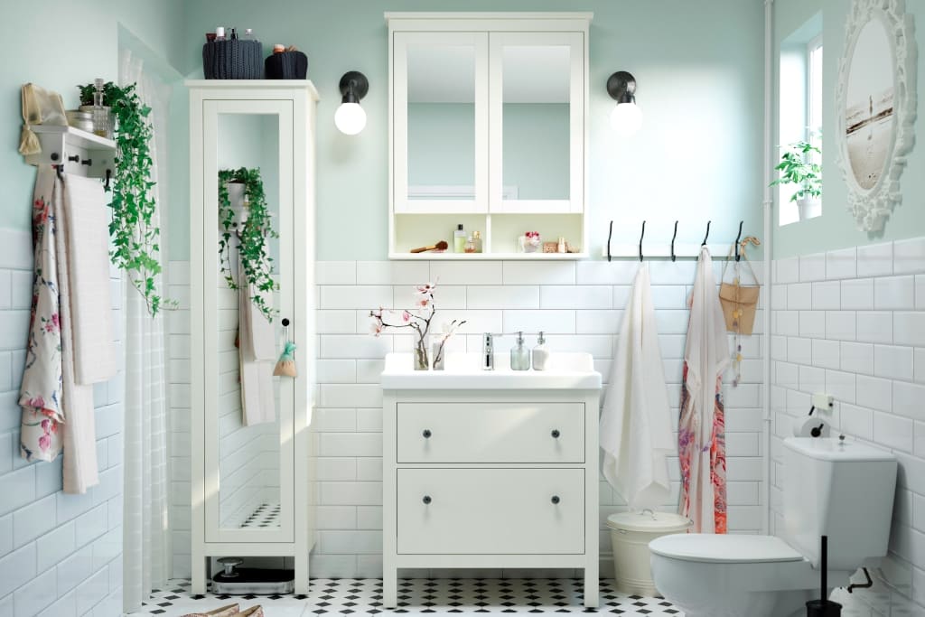 „Hemnes” (oferta IKEA) to meble łazienkowe łączące tradycyjny wygląd z nowoczesnymi rozwiązaniami.