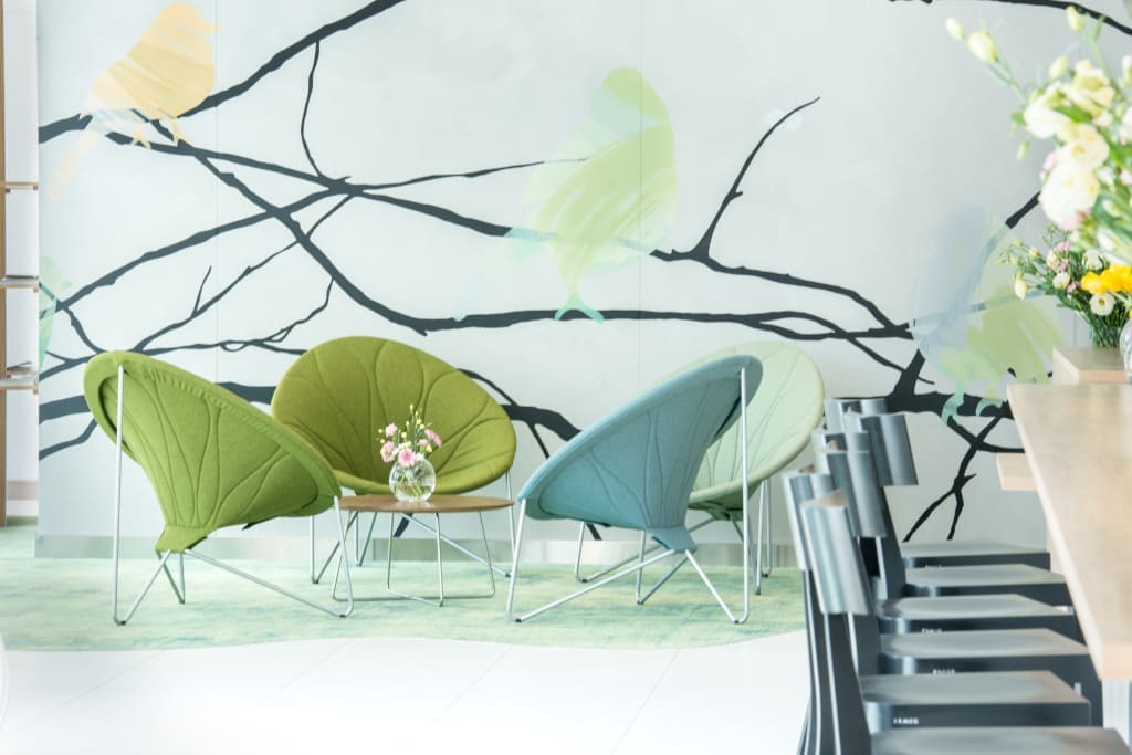 W projekcie białostockiego hotelu Ibis Styles wykorzystano inspirowane dmuchawcami fotele „Comfee” (proj. Anna Hrecka, prod. Noti).