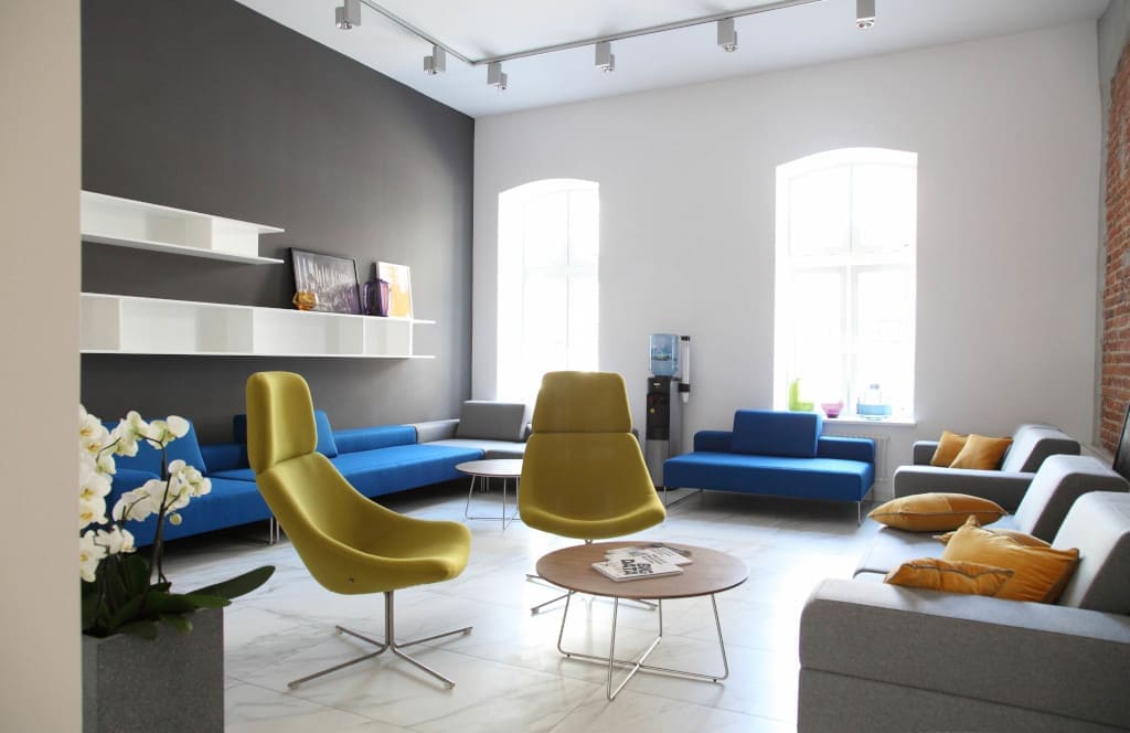 Pofabryczny hotel Tobaco może być miejscem, które umili pobyt w Łodzi. W stworzeniu tego efektu pomogły krzesła, hokery i fotele „Mishell”, pufy „King” oraz sofy „Rosco” marki Noti.