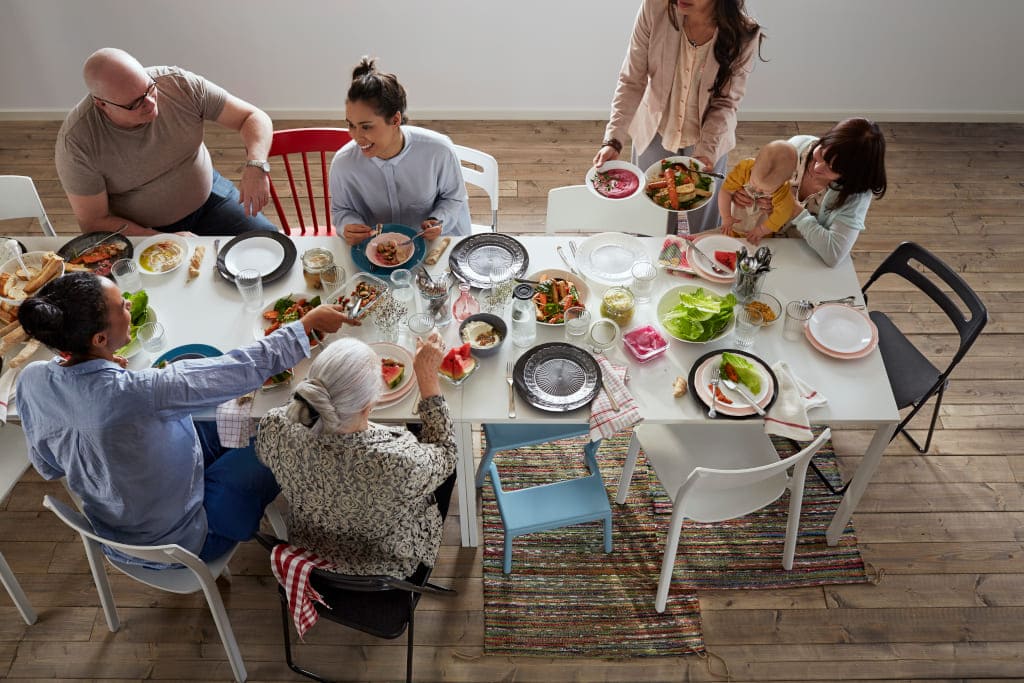 IKEA zachęca do swobodnych spotkań przy stole w gronie rodziny i przyjaciół. W przedstawionej na zdjęciu aranżacji zestawiono ze sobą stoły „Melltorp” i kilka modeli krzeseł (m.in. „Nisse” i „Janinge”).