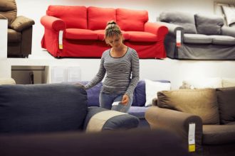 Pani oglądająca meble w salonie - Badania Inquiry - miesięcznik i portal informacyjny branży meblarskiej biznes.meble.pl