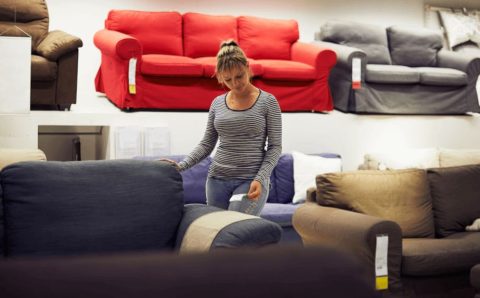 Pani oglądająca meble w salonie - Badania Inquiry - miesięcznik i portal informacyjny branży meblarskiej biznes.meble.pl