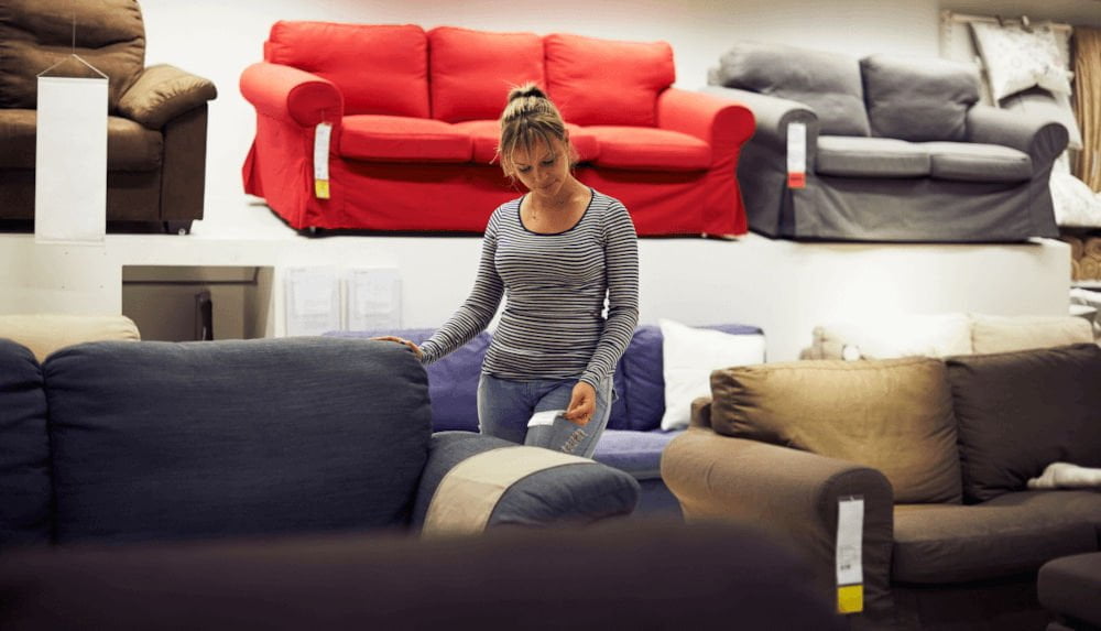 Pani oglądająca meble w salonie - Badania Inquiry - miesięcznik i portal informacyjny branży meblarskiej biznes.meble.pl