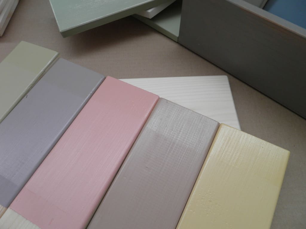 Interbor oferuje kryjącą farbę satynową „Samo 698” marki Livos. Produkt umożliwia malowanie drewna na kryjące, matowe powłoki oraz odnawianie starych mebli.