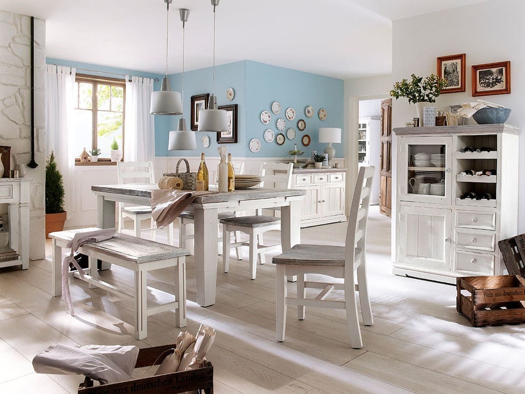 Dla miłośników stylu prowansalskiego doskonałym wyborem będzie jadalnia „Epos” (dystr. Seart), w całości wykonane z litego drewna.