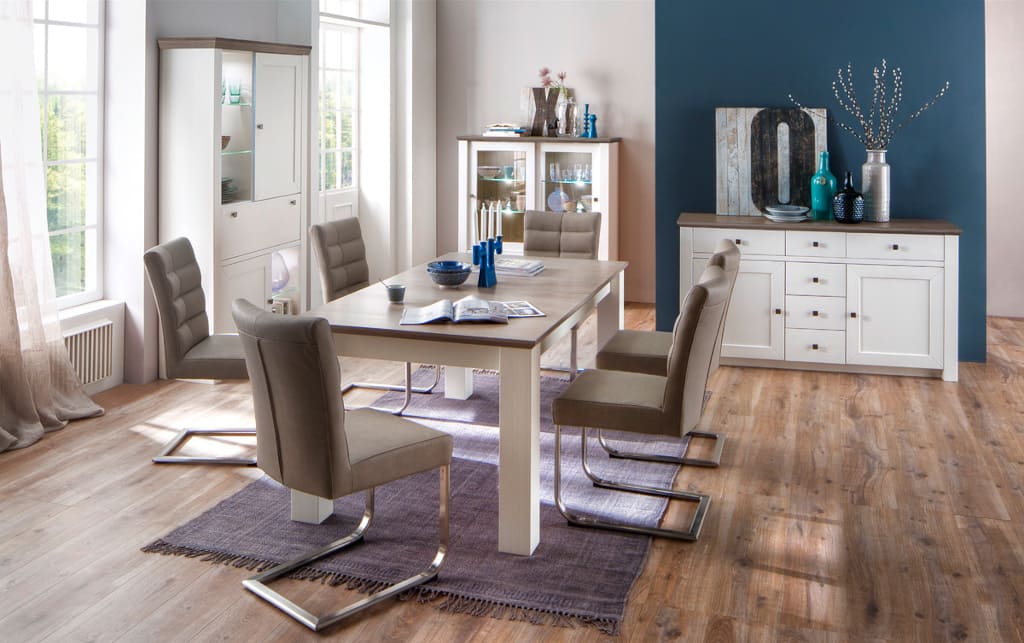 Jadalnia „Timba” (dystr. MC Akcent) składa się z wielu brył: komód, witryn i niezbędnego w każdej jadalni, rozsuwanego stołu.