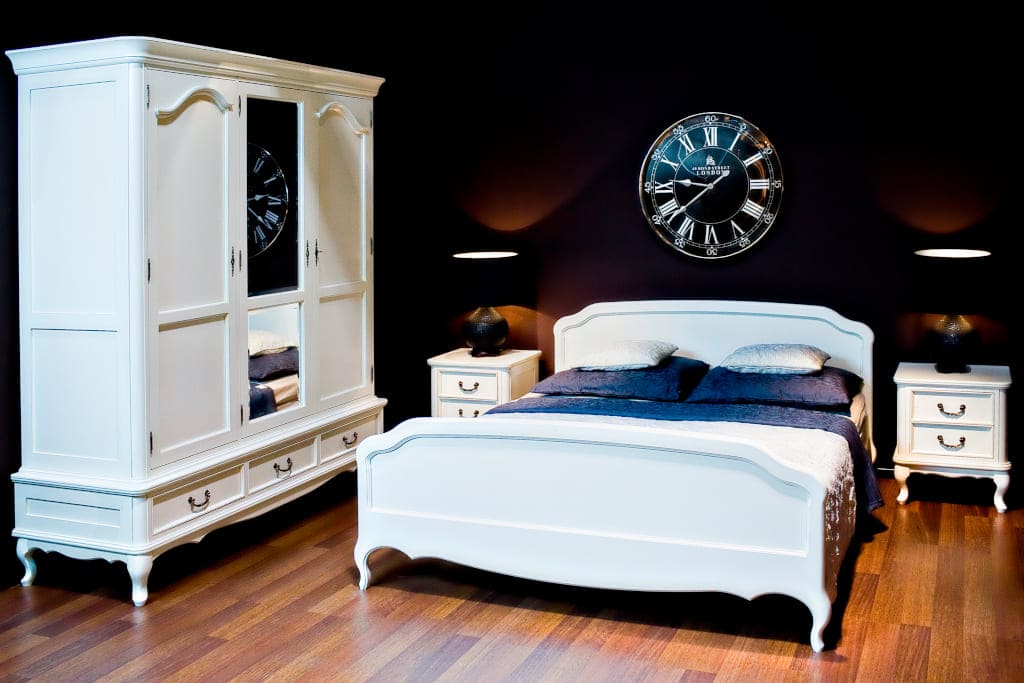 Firma Jafra poleca uwadze inwestorów ofertę niebanalnych mebli stylowych do hotelowych wnętrz. Klasyczna linia połączona z najwyższą jakością surowców i wykończenia zadowoli najbardziej wymagających klientów. Na zdjęciu: kolekcja „Hotel Jafra”.