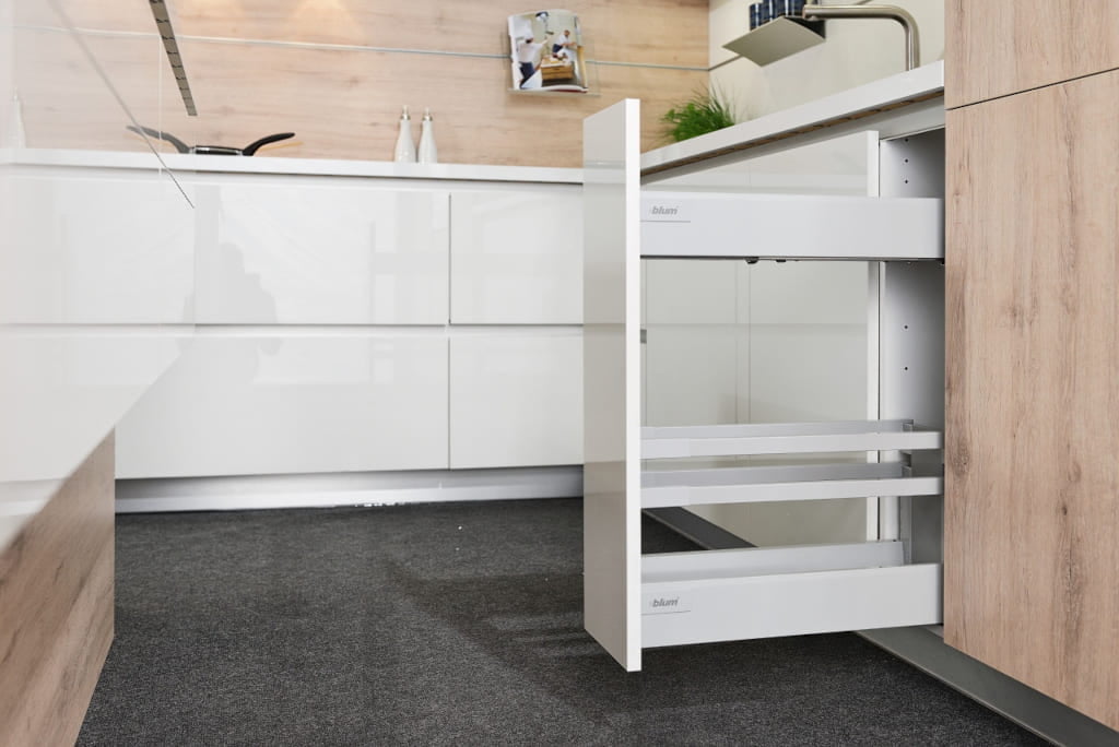 Za designerskimi dekorami i modnymi liniami szafek kuchni „KAMmoduł ProLine” firmy KAM kryje się wiele użytecznych rozwiązań. W takiej kuchni wszystko ma swoje miejsce i jest zawsze pod ręką.