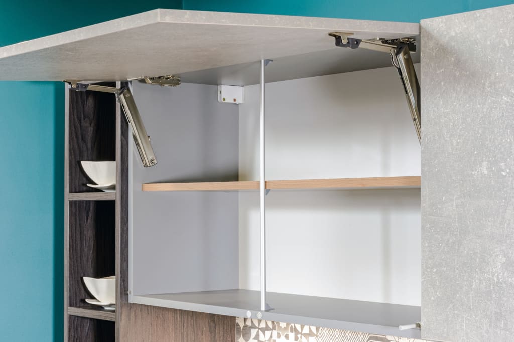 Aby wyeliminować problem uginania się półek, w szafkach kuchni „KAMmoduł ProLine” o szerokości 90 cm i powyżej firma KAM wprowadziła piąty punkt podparcia w postaci aluminiowego profilu.