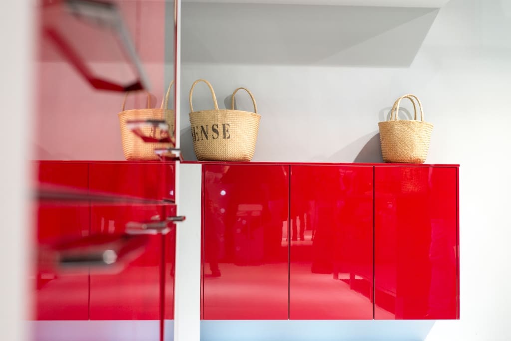 Kolekcja „Fornerlux” oferowana przez Forner to płyty meblowe z niemal idealnym lustrzanym odbiciem na powierzchni.