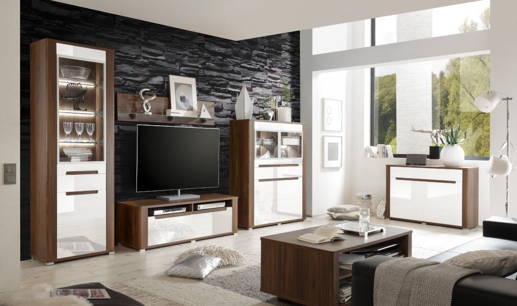 Kolekcja „Neapoli WM” marki Helvetia Wieruszów w atrakcyjny, nowoczesny sposób łączy ciepły kolor orzecha z bielą w wysokim połysku i aluminiowymi ramkami.