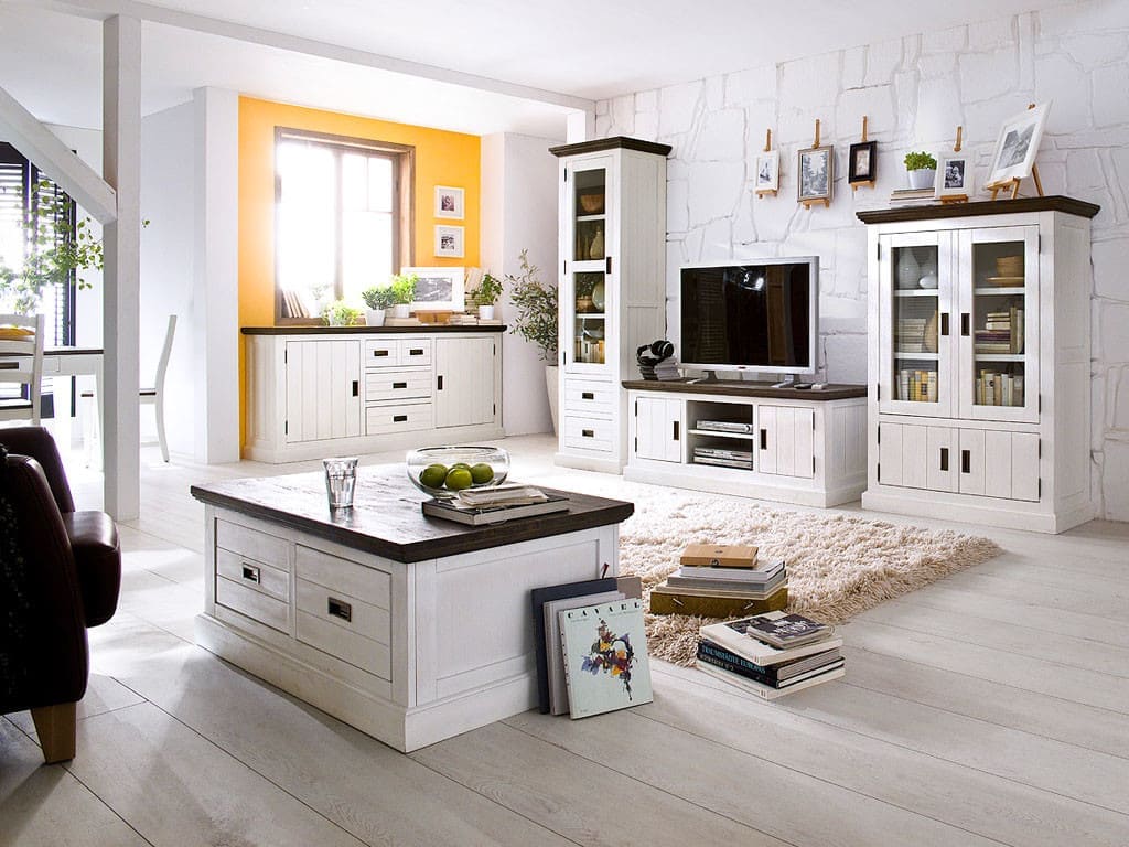 W salonie doskonale sprawdzi się kolekcja „Provanse” (dystr. Seart). To ponadczasowe białe meble wykonane z litego drewna akacjowego.