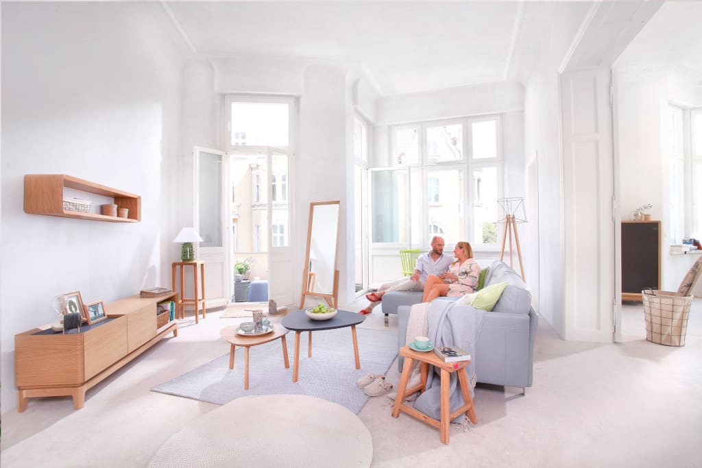 Kolekcja „SiSi” marki Swarzędz Home łączy nowoczesny design z meblowym rzemiosłem.