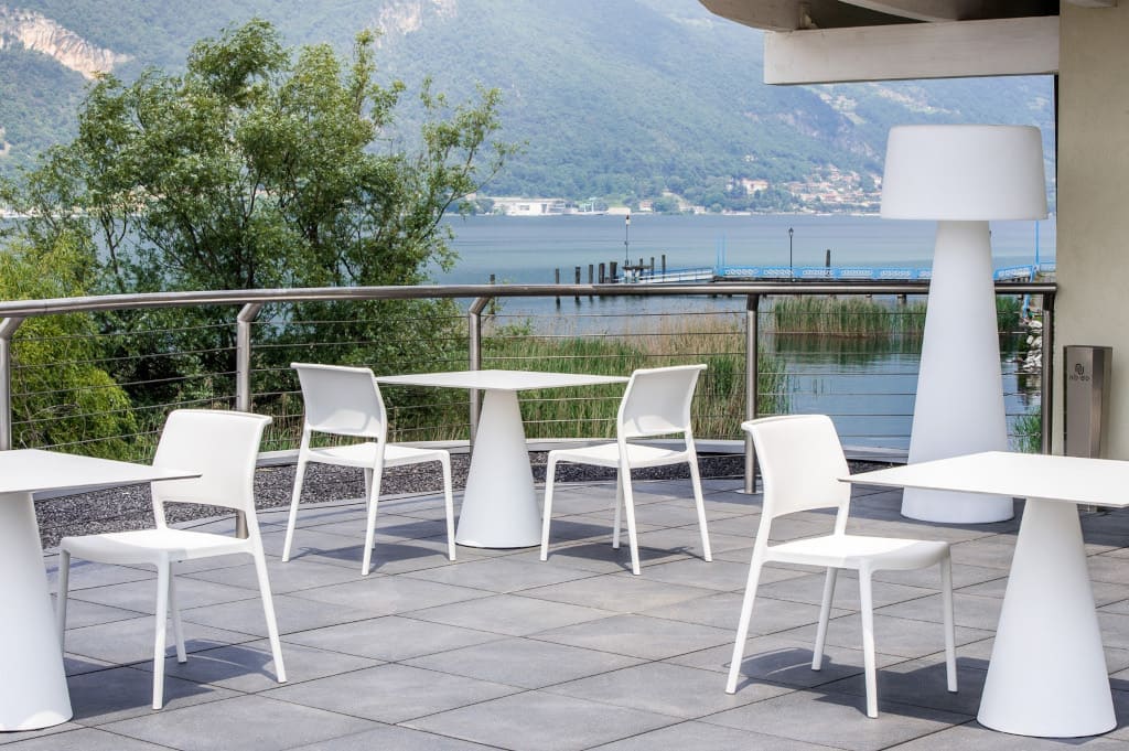 Krzesła „Ara” i stoły „Ikon” (prod. Pedrali, dystr. Atak Design) to meble do ogródków kawiarnianych o wyjątkowo lekkiej, delikatnej, a zarazem bardzo nowoczesnej linii.