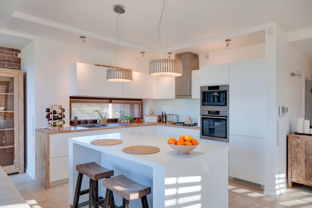 Widoczna na zdjęciu kuchnia to jedna z realizacji firmy Torus. To kuchnia otwarta, dość oszczędna w formie.