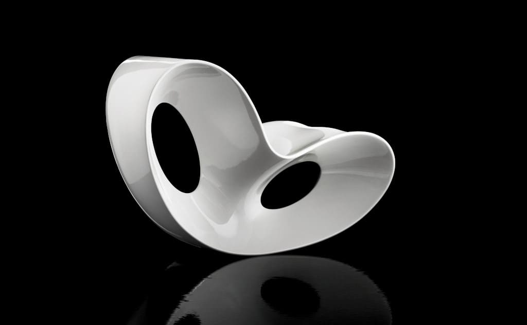 Leżanka outdoor „Voido”, zaprojektowana przez Rona Arada w 2006 roku, to połączenie fotela bujanego i leżanki. Producentem leżanki jest włoska firma Magis, a dystrybutorem – Atak Design.