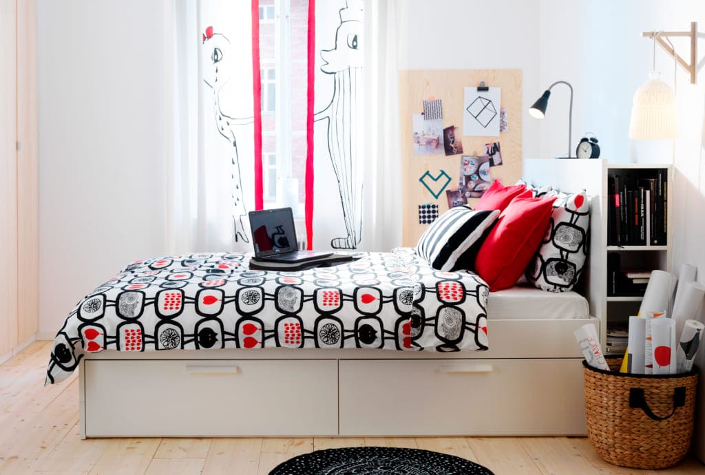 Rama łóżka „Brimnes” z czterema dużymi szufladami, które zapewnią przestrzeń do przechowywania (oferta IKEA).