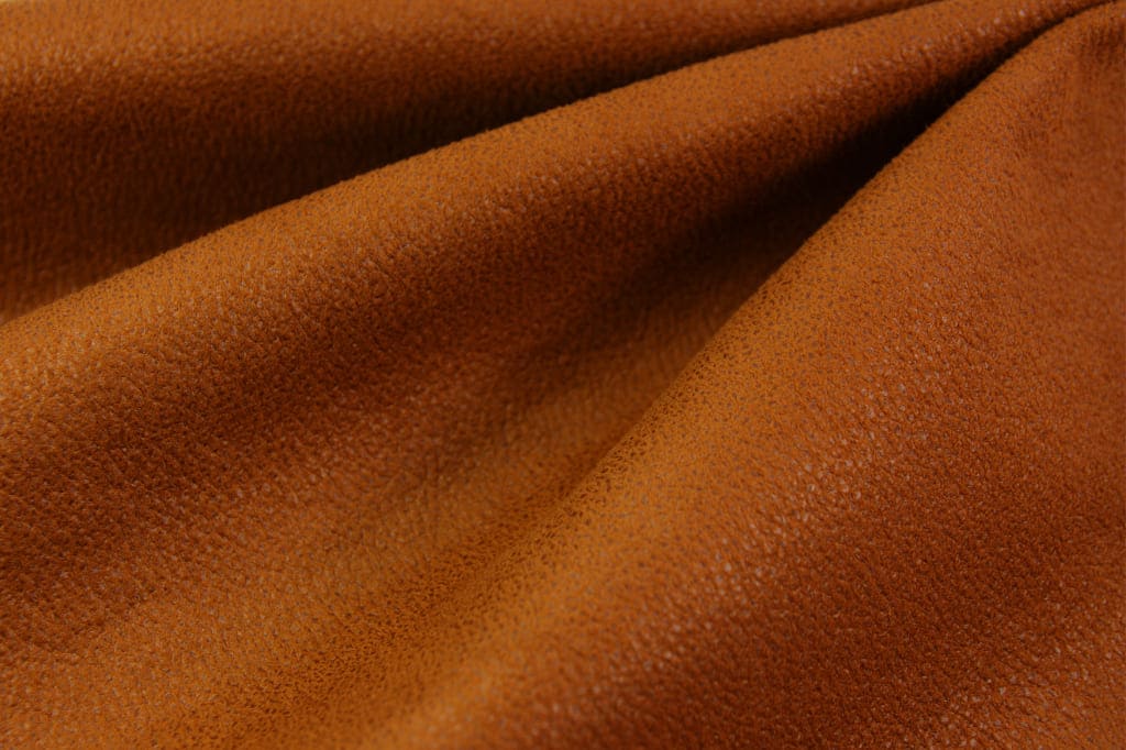 Materiał „Alistair” firmy OCTO jest dostępny w ofercie regularnej w 13 kolorach. Jego wybarwienia zaczerpnięto z występujących w naturze, dzięki temu nie przytłaczają wnętrza.