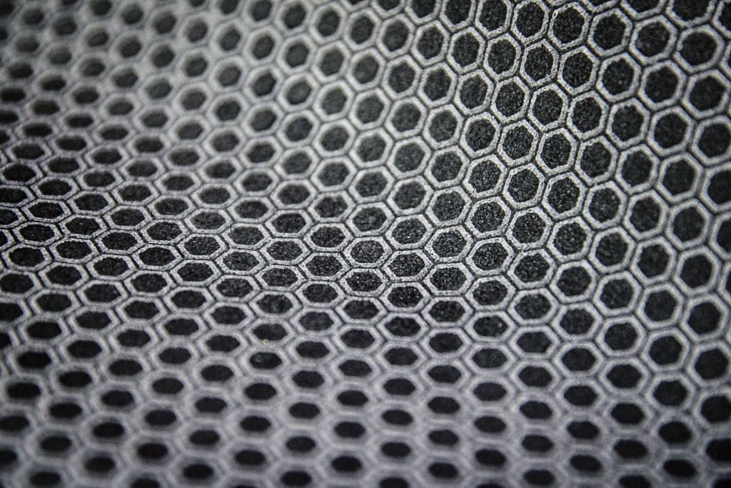 Materiały od włoskiej firmy MITH wykorzystywane są do produkcji odzieży i obuwia, zarówno odpychają, jak i wchłaniają wodę.