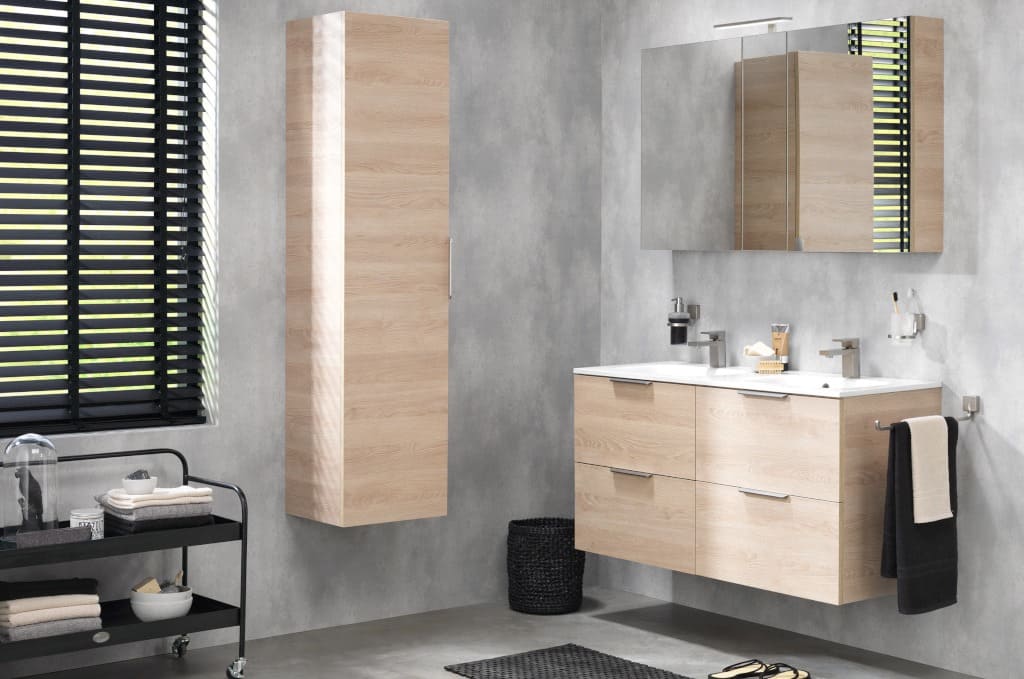 Meble łazienkowe „Studio” (prod. Tiger, dystr. Coram Poland) reprezentują styl nowoczesny, w wersji minimalistycznej: bryły szafek są idealnie gładkie i błyszczące, a uchwyty mają formę krótkich relingów.