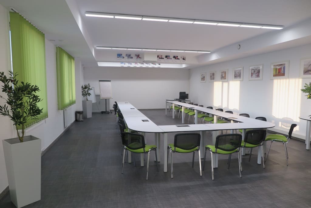 Meble metalowe produkowane przez firmę Malow idealnie nadają się do wyposażenia nowoczesnych sal konferencyjnych i urządzenia pomieszczeń do rozmów biznesowych.