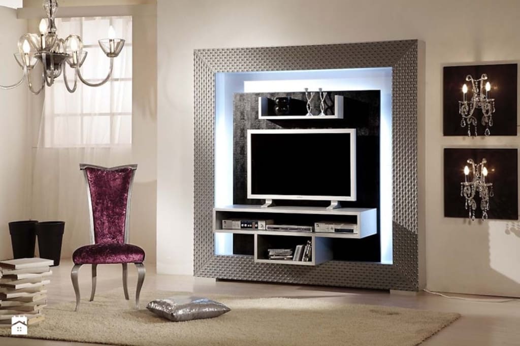 Przedstawione na zdjęciu, ręcznie zdobione meble RTV RTV to produkt włoski, który znaleźć można w ofercie firmy Rad-Pol. Mebel jest dostępny w dowolnym kolorze drewna.