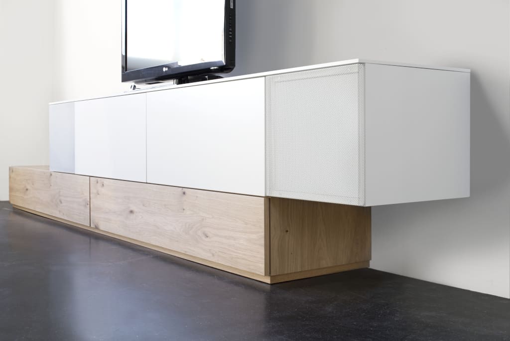 Meble RTV niemieckiej marki Sudbrock (dystr. Alnus) przyjazne są miłośnikom dobrego dźwięku i obrazu, z jednoczesnym wyczuciem estetycznym.